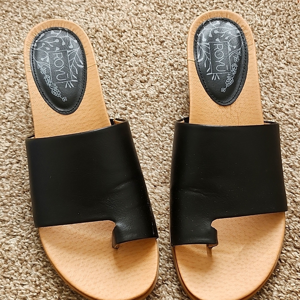 Roku Black and Tan Slide Sandals